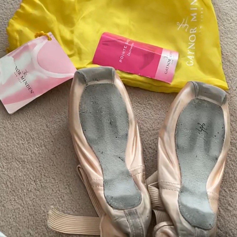 ✨ Host Pick✨ Pointe Shoes - Picture 3 of 4